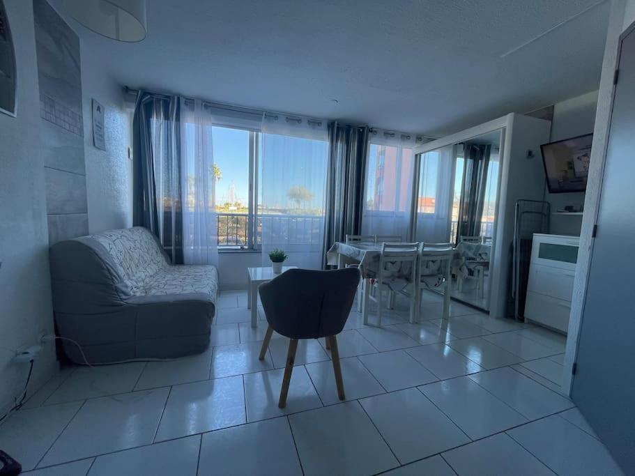 Richelieu Poolside Retreat: Beachfront For Six Agde