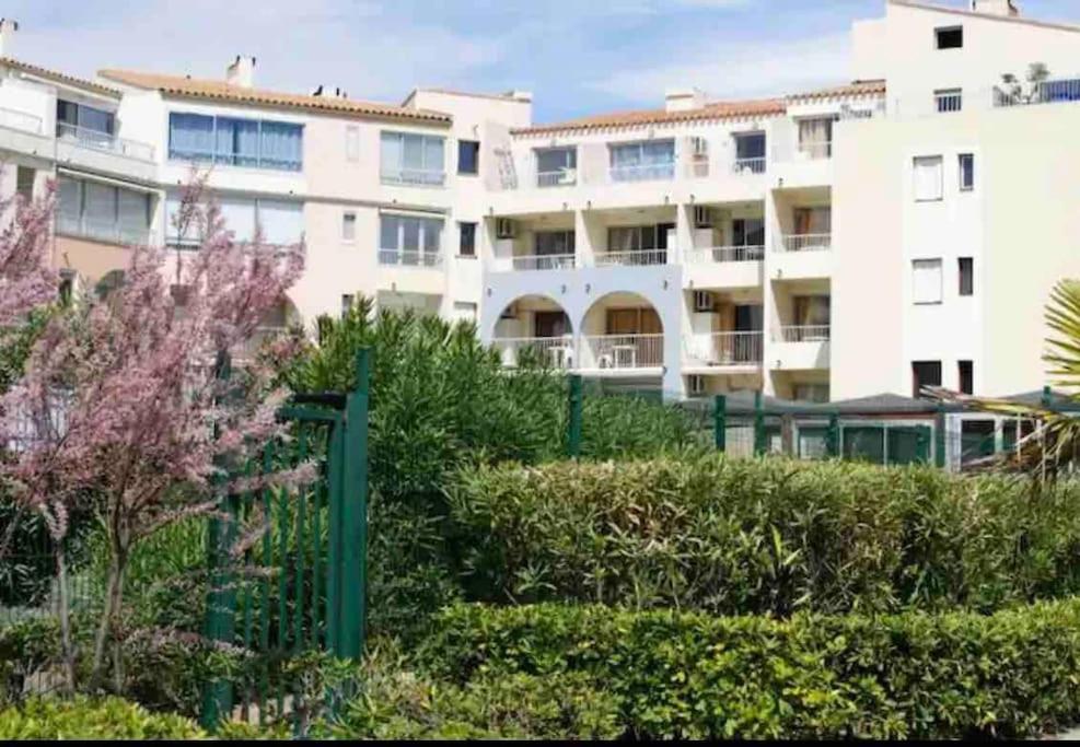 Richelieu Poolside Retreat: Beachfront For Six *