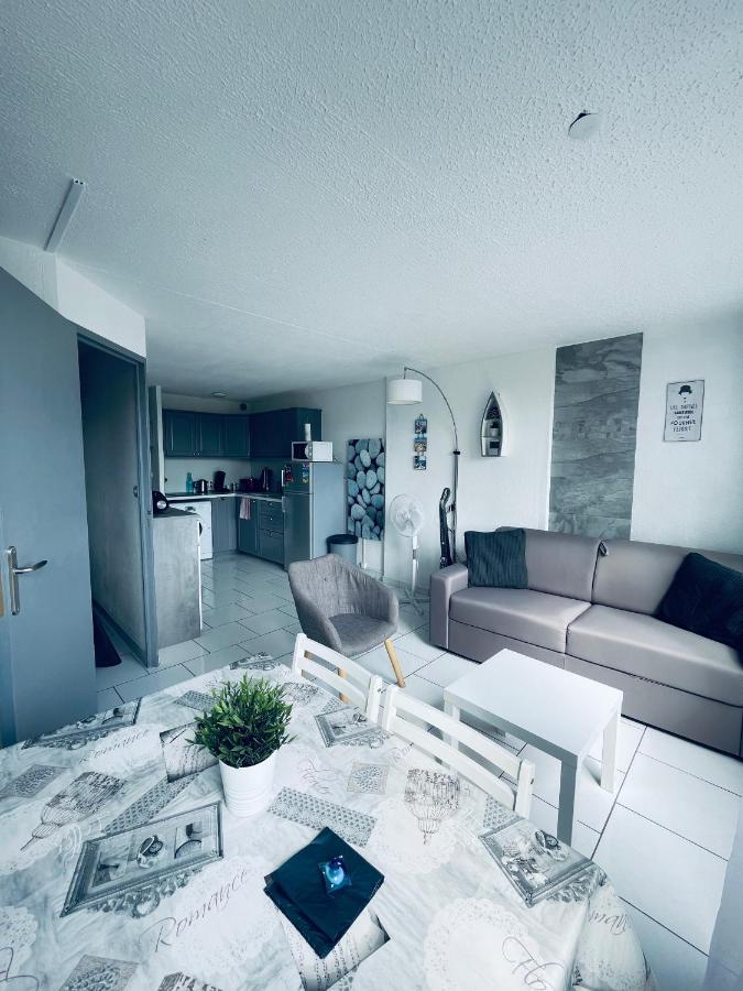 Richelieu Poolside Retreat: Beachfront For Six