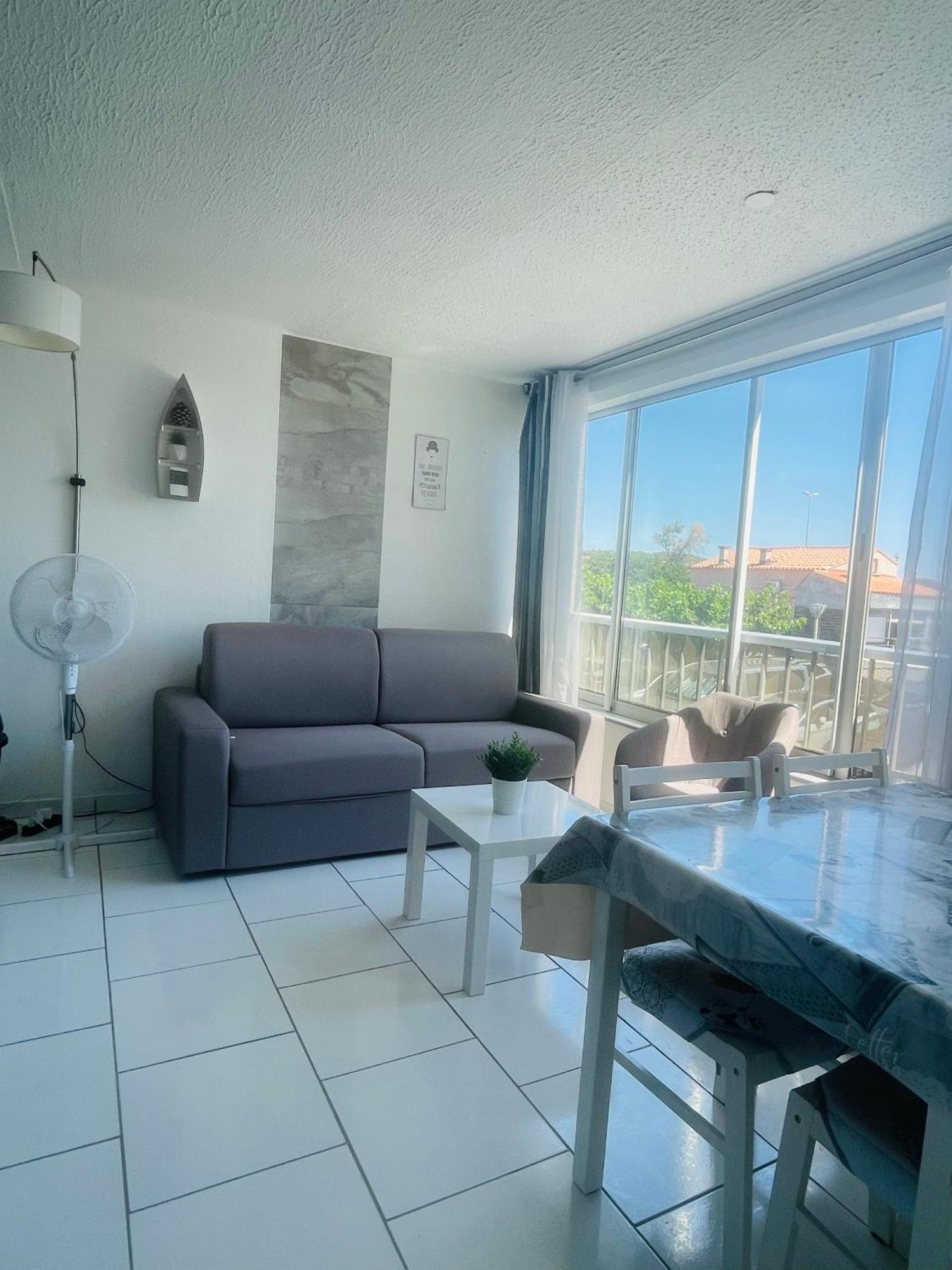 Apartment Richelieu Poolside Retreat: Beachfront For Six *
